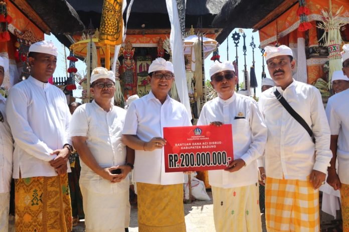 Sekda Wayan Adi Arnawa saat menghadiri Pujawali di Pura Luhur Uluwatu, Desa Pecatu, Kecamatan Kuta Selatan, Selasa (19/3).