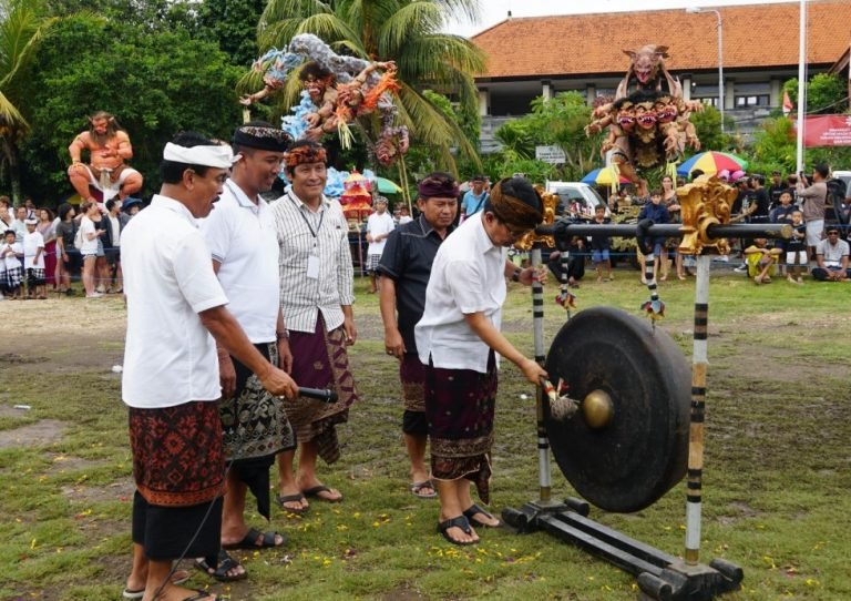 Sekda I Wayan Adi Arnawa membuka lomba ogoh-ogoh di Lapangan Desa Adat Pecatu yang ditandai dengan pemukulan gong, Minggu 10 Maret 2024.