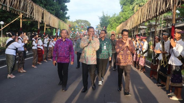 Sekda Provinsi Bali Dewa Made Indra bersama jajaran pejabat dilingkungan Disdikpora Bali saat memantau SMK Fest, di seputar Taman Budaya, Art Centre Denpasar, Bali, Rabu 20 Maret 2024 malam.