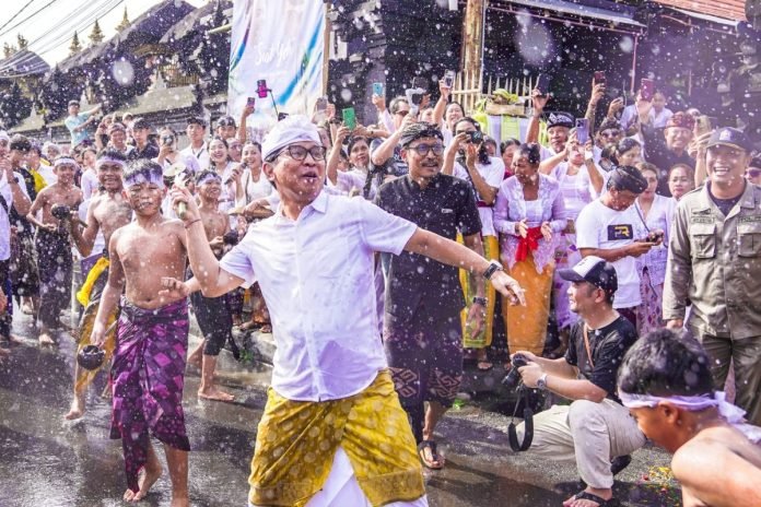 Sekda Wayan Adi Arnawa ikut bergabung dengan warga Jimbaran di Tradisi Siat Yeh Banjar Teba, Desa Adat Jimbaran, Badung, Selasa 12 Maret 2024.