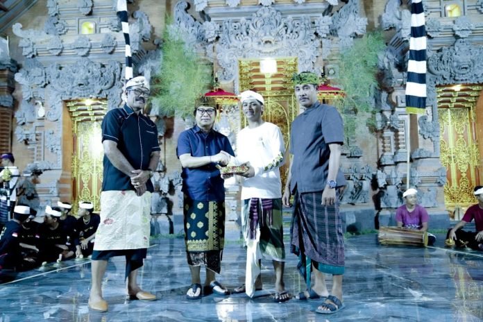 Sekda Wayan Adi Arnawa membuka acara Festival Barong Bangkung Mapetuk Agung Sekaa Teruna Bakti Karya di Balai Banjar Sila Dharma Nyuhgading, Mengwitani, Kecamatan Mengwi, Minggu 3 Maret 2024.