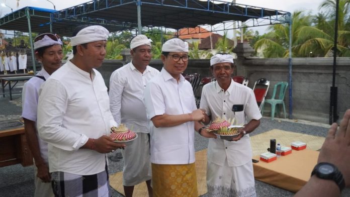 Sekda Wayan Adi Arnawa saat menghadiri Upacara Piodalan di Pura Kahyangan Jagat Luhur Ulun Swi Desa Adat Seseh, Desa Cemagi Mengwi Badung, Selasa 19 Maret 2024.