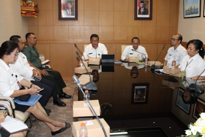 Sekretaris Daerah Kota Denpasar, Ida Bagus Alit Wiradana, setelah mengikuti Rapat Koordinasi virtual bersama Kementerian Dalam Negeri Republik Indonesia di Ruang Rapat Kantor Walikota Denpasar pada Rabu 13 Maret 2024.