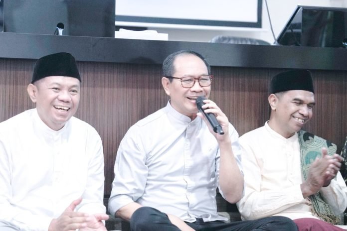 Wabup Badung Ketut Suiasa bersama Keluarga Besar Bakura Kabupaten Badung menggelar buka puasa dan doa bersama di Ruang Rapat Rumah Jabatan Wakil Bupati, Puspem Badung, Jumat (29/3).