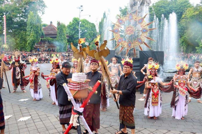 Walikota Denpasar, I Gusti Ngurah Jaya Negara, Wakil Walikota Denpasar, I Kadek Agus Arya Wibawa dan Ketua DPRD Kota Denpasar, I Gusti Ngurah Gede saat membuka secara resmi gelaran Kasanga Festival Caka 1946 Tahun 2024