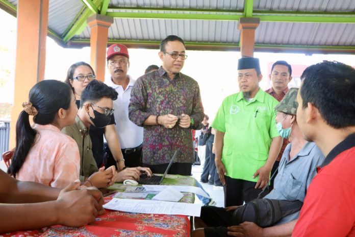 Walikota Denpasar, I Gustu Ngurah Jaya Negara saat meninjau kegiatan Safari Kesehatan dan Donor Darah serangkaian HUT ke-20 Tagana Kota Denpasar, Jumat 22 Maret 2024 bertempat di Wantilan Desa Adat Pohgading, Ubung Kaja.