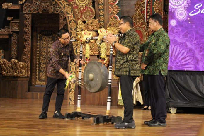 Wakil Walikota Denpasar, I Kadek Agus Arya Wibawa membuka kegiatan sosialisasi Hak Kekayaan Intelektual Badan Riset dan Inovasi Daerah Kota Denpasar yang ditandai dengan pemukulan gong serta penyerahan Sertifikat Hak Kekayaan Intelektual (HKI) Tahun 2023 kepada pelaku usaha kreatif yang dilaksanakan di Gedung Dharma Negara Alaya, pada Selasa (5/3).