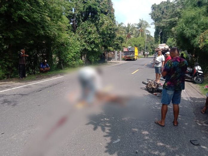 Polisi saat melakukan olah TKP korban lakalantas di Banjar Dinas Alasari, Desa Pacung, Kecamatan Tejakula, Buleleng.