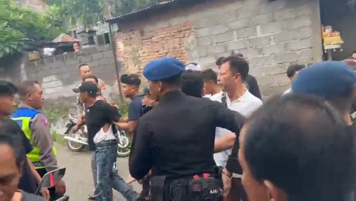 Screenshot aksi perkelahian dua kelompok pemuda di Desa Lokapaksa, Kecamatan Seririt, Buleleng.