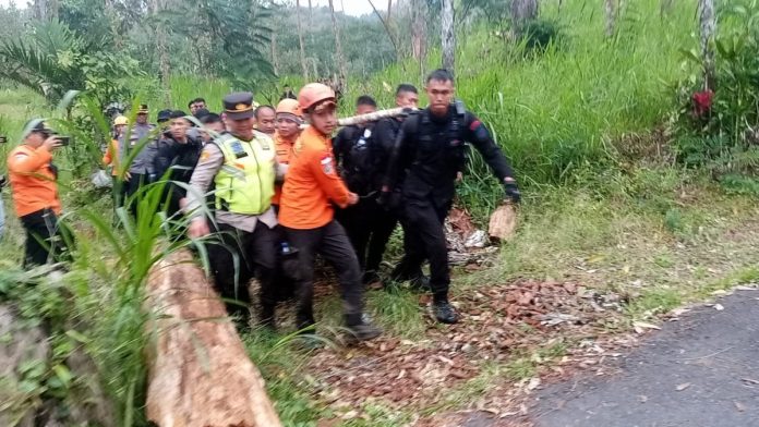 Jenasah Warga Yogyakarta Dievakuasi dari Gunung Agung oleh Tim SAR