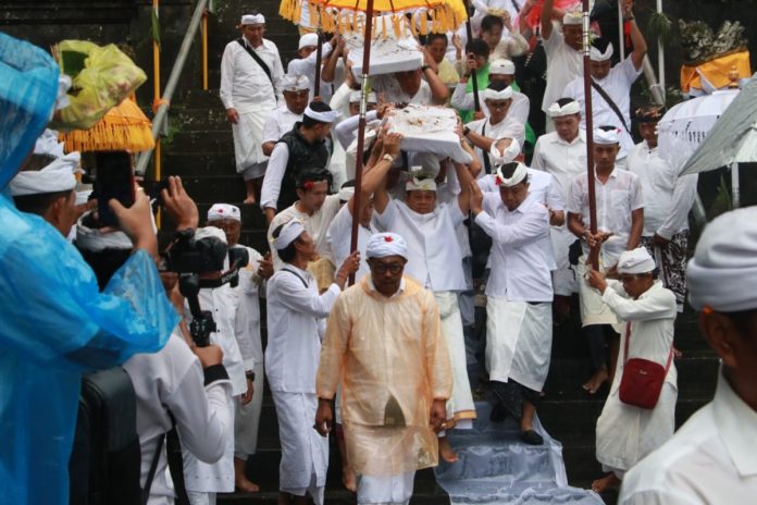 Pj Gubernur Bali Ikuti Prosesi Nedunang Ida Bhatara Serangkaian IBTK di Pura Agung Besakih