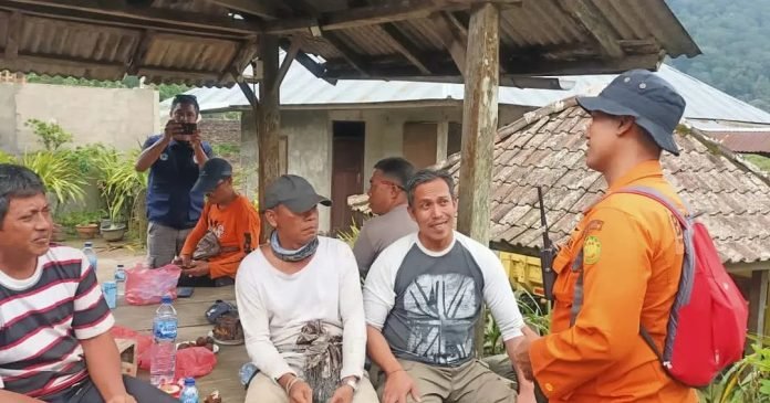 Tersesat di Gunung Sanghyang, Empat Pendaki Ditemukan Selamat Tersesat di Gunung Sanghyang, Empat Pendaki Ditemukan Selamat
