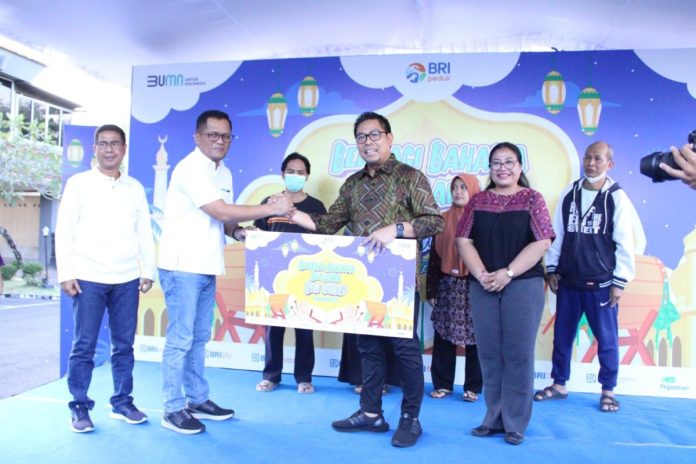 Wakil Walikota Denpasar, I Kadek Agus Arya Wibawa didampingi Regional CEO BRI Denpasar, Hery Noercahya saat menyerahkan secara simbolis bantuan paket sembako kepada masyarakat yang dilaksanakan di Kantor BRI Cabang Denpasar, pada Sabtu (30/3).