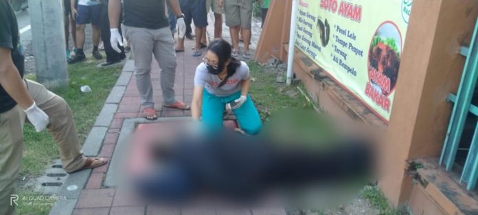 Polisi saat melakukan olah TKP penemuan mayat di atas trotoar Jalan Ahmad Yani, Singaraja.