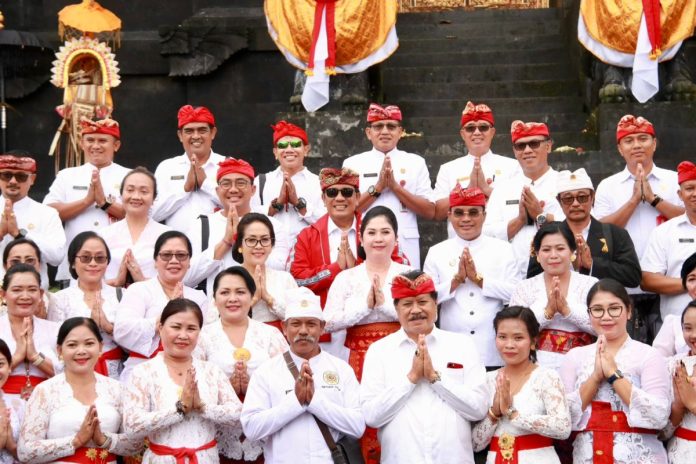 Wujud Sradha Bhakti, Pemkab Tabanan Laksanakan Bhakti Penganyar di Pura Agung Besakih Warsa 2024