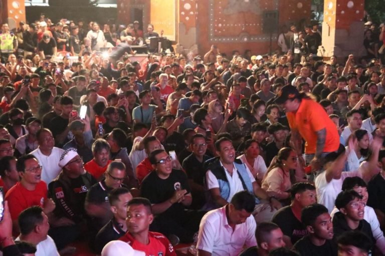 Bupati Sanjaya Duduk Lesehan, Nobar Timnas Bersama Ribuan Warga Tabanan