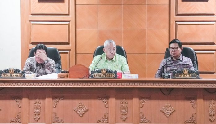 Sekda Adi Arnawa menghadiri Rapat Kerja Pimpinan dan Anggota Badan Anggaran DPRD Kabupaten Badung terkait LKPJ Bupati Tahun 2023 di Ruang Rapat Gosana II, Gedung DPRD Badung, Puspem Badung, Selasa 16 April 2024.