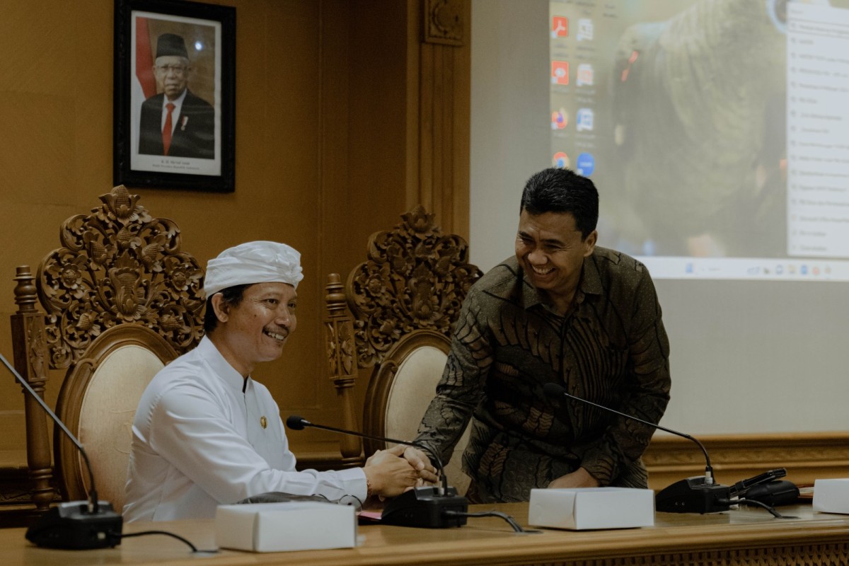 Asisten Perekonomian dan Pembangunan, Ida Bagus Gede Arjana, serta Direktur Pengembangan Pasar Digital Pengadaan Lembaga Kebijakan Pengadaan Barang Jasa Pemerintah (LKPP), Yulianto Prihandoyo