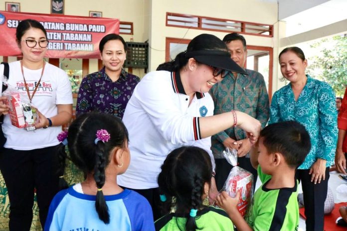 Bunda Rai Lanjutkan Perang Lawan Stunting dengan Membagikan Makanan Tambahan