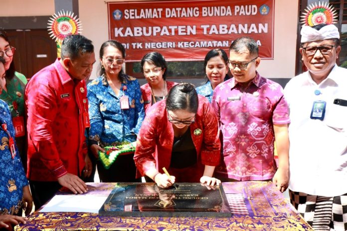 Bunda PAUD Kabupaten Tabanan, Ny. Rai Wahyuni Sanjaya, S.H., M.M, secara resmi membuka Gedung TK Negeri Marga.