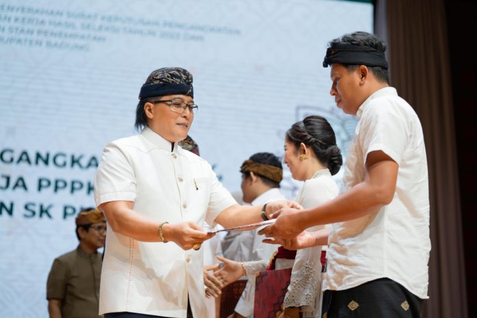 Bupati Badung Nyoman Giri Prasta saat penyerahan Surat Keputusan (SK) Pengangkatan P3K dan ASN PKN STAN di Balai Budaya Giri Nata Mandala, Puspem Badung, Kamis 18 April 2024.