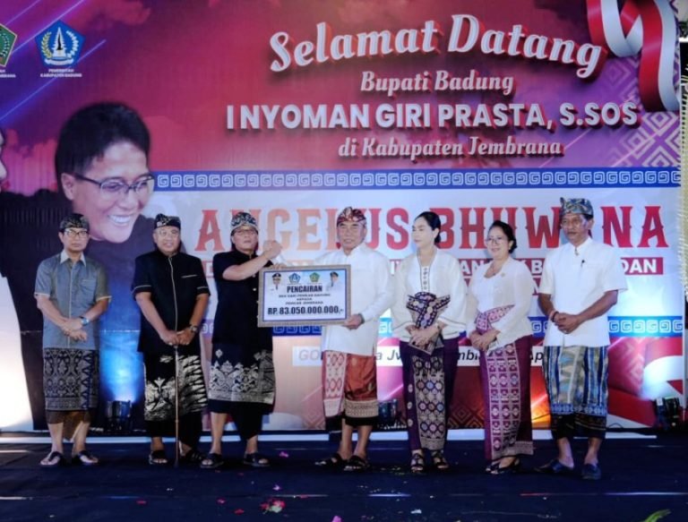Bupati Giri Prasta bersama Ketua DPRD Putu Parwata dan Sekda Adi Arnawa disaat menyerahkan Hibah dan BKK Senila Rp. 100 M lebih di Kabupaten Jembrana, Kamis 4 April 2024.
