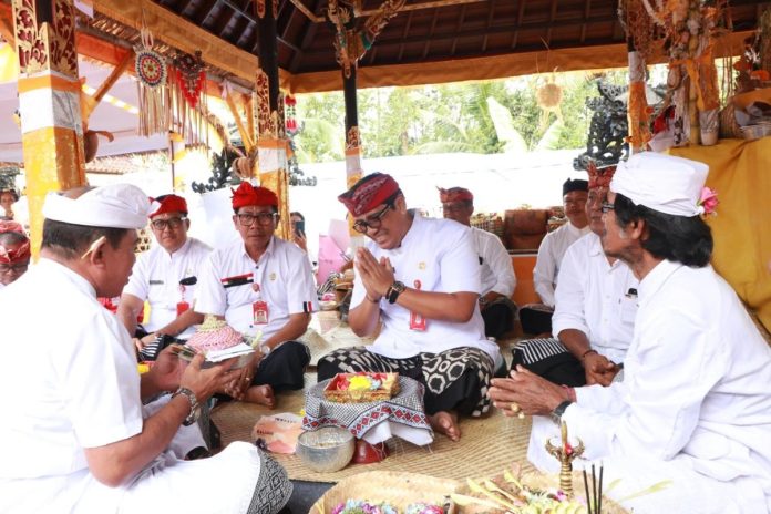 Bupati Sanjaya Ngupasaksi Karya Pitra Yadnya di Pura Puseh dan Bale Agung Desa Adat Pacung