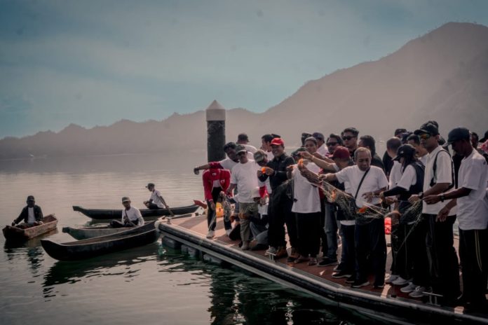 Bupati Sedana Arta Pimpin Gebyar Penanganan Ikan Invasif Red Devil di Danau Batur