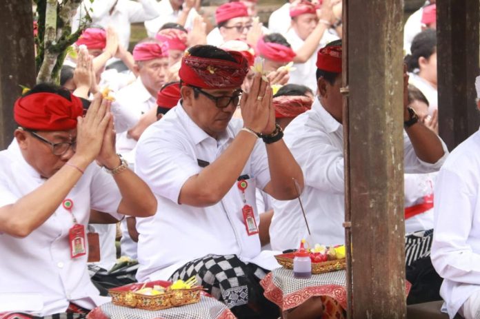 Bupati Tabanan, Dr. I Komang Gede Sanjaya, memimpin persembahyangan bersama dalam perayaan Rahina Purnama Sasih Jiyestha di Pura Luhur Batukau