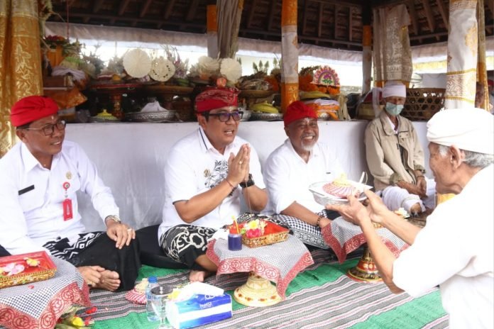 Bupati Tabanan Puji Kekompakan Krama Desa Dauh Peken dalam Upacara Pujawali