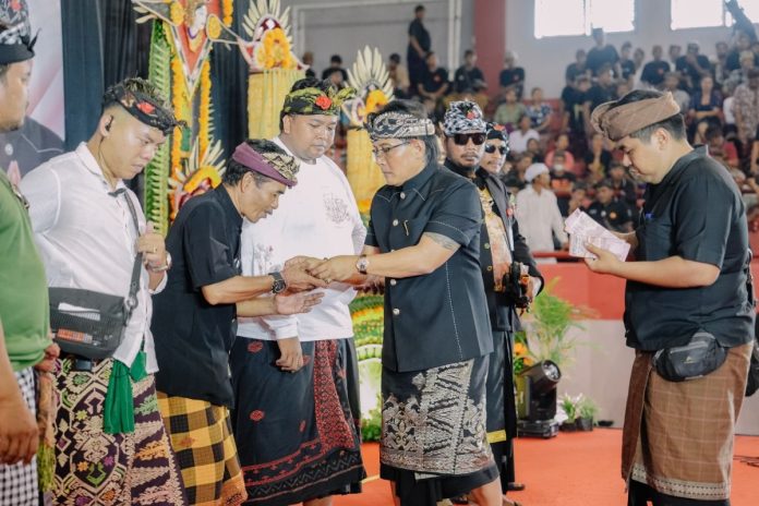 Bupati Badung I Nyoman Giri Prasta menyerahkan hibah yang bersumber dari APBD Kabupaten Badung tahun 2024 di GOR. Gunung Agung Karangasem, Rabu (17/4).