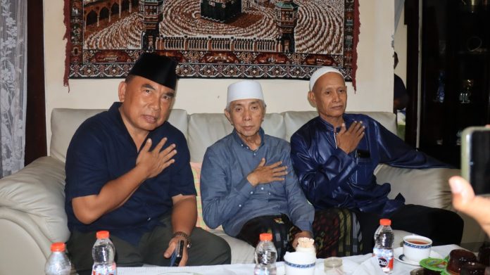 Sampaikan Selamat Lebaran, Bupati Tamba Sambangi Sejumlah Tokoh Muslim Jembrana