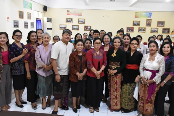 TP PKK dan WHDI Denpasar Gelar Pelatihan Tata Rias dan Sanggul Bali