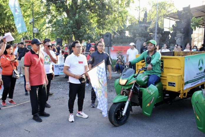 Wakil Walikota Denpasar, I Kadek Agus Arya Wibawa bersama Sekda Kota Denpasar, IB. Alit Wiradana saat menghadiri serangkaian pelaksanaan Komitmen Bersama Pengelolaan Sampah di Sumbernya di Car Free Day di Sisi Timur Lapangan Niti Mandala Denpasar, Minggu (28/4).