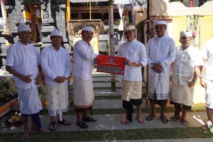 Wabup Badung Ketut Suiasa bersama Sekda Wayan Adi Arnawa menghadiri Karya Pemelaspas Agung rangkaian Piodalan dan Padudusan Wraspati Kalpa Utama di Pura Dalem Penataran, Desa Adat Pecatu, Kecamatan Kuta Selatan, Sabtu (20/4).