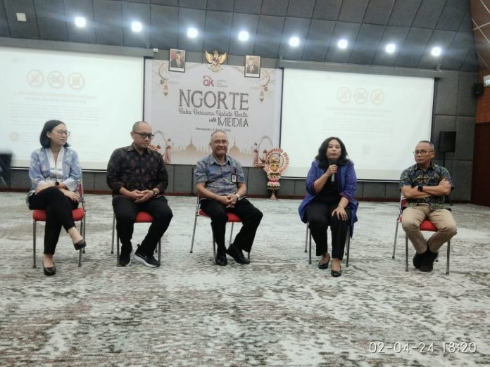 Kepala OJK Bali Kristrianti Puji Rahayu saat acara “Ngorte Buka Bersama” dengan awak media, di Denpasar, Selasa 2 April 2024.
