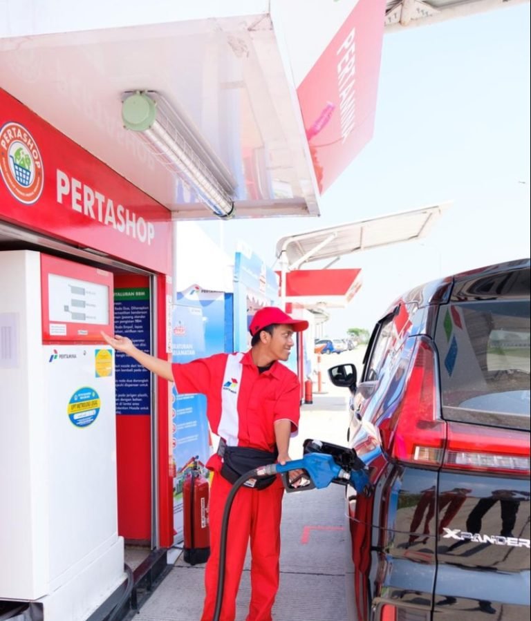 Konsumen Saat melakukan pengisian di Modular Kiosk (Dispenser Portable) di Rest Area Tanpa SPBU