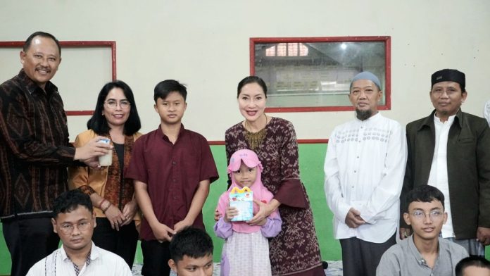 Ny. Drg. Ida Mahendra menyerahkan sejumlah bingkisan dan santunan kepada anak yatim piatu di beberapa panti asuhan di Denpasar