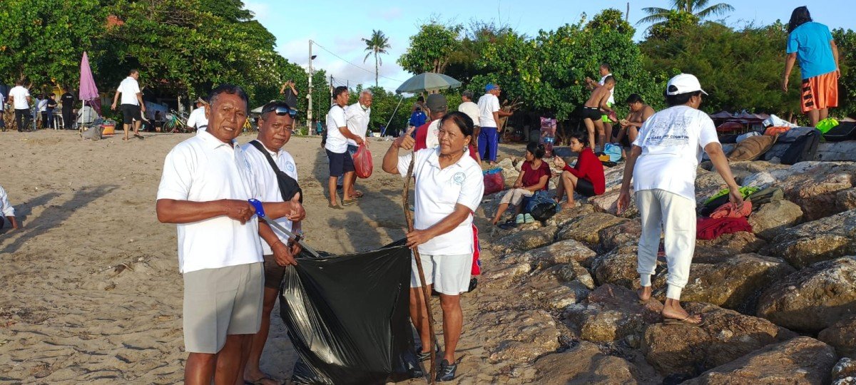 Pasemetonan Pali-Pali mengumpulkan sampah plastik di seputaran Pantai Segara Ayu Sanur.