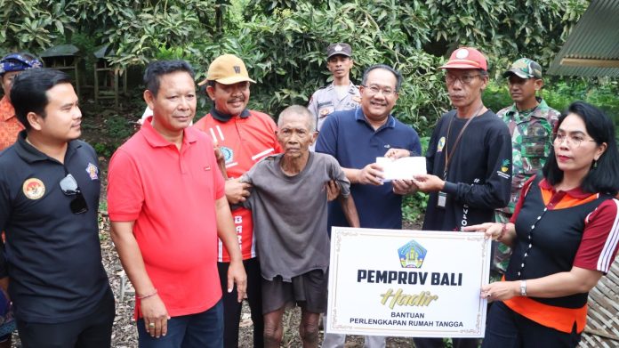 Pemprov Bali Salurkan Bantuan kepada Dua Keluarga Kurang Mampu di Karangasem