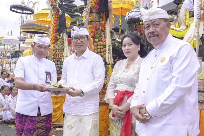 Sekda Adi Arnawa bersama Kepala OPD saat bhakti penganyaran Pemkab Badung di Pura Agung Besakih, Karangasem, Selasa (2/4)