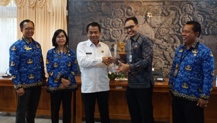 Penjabat (PJ) Bupati Buleleng, Ketut Lihadnyana, menyambut dengan hangat rombongan Studi Lapangan (Stula) Pelatihan Kepemimpinan Pengawas Angkatan I Tahun 2024