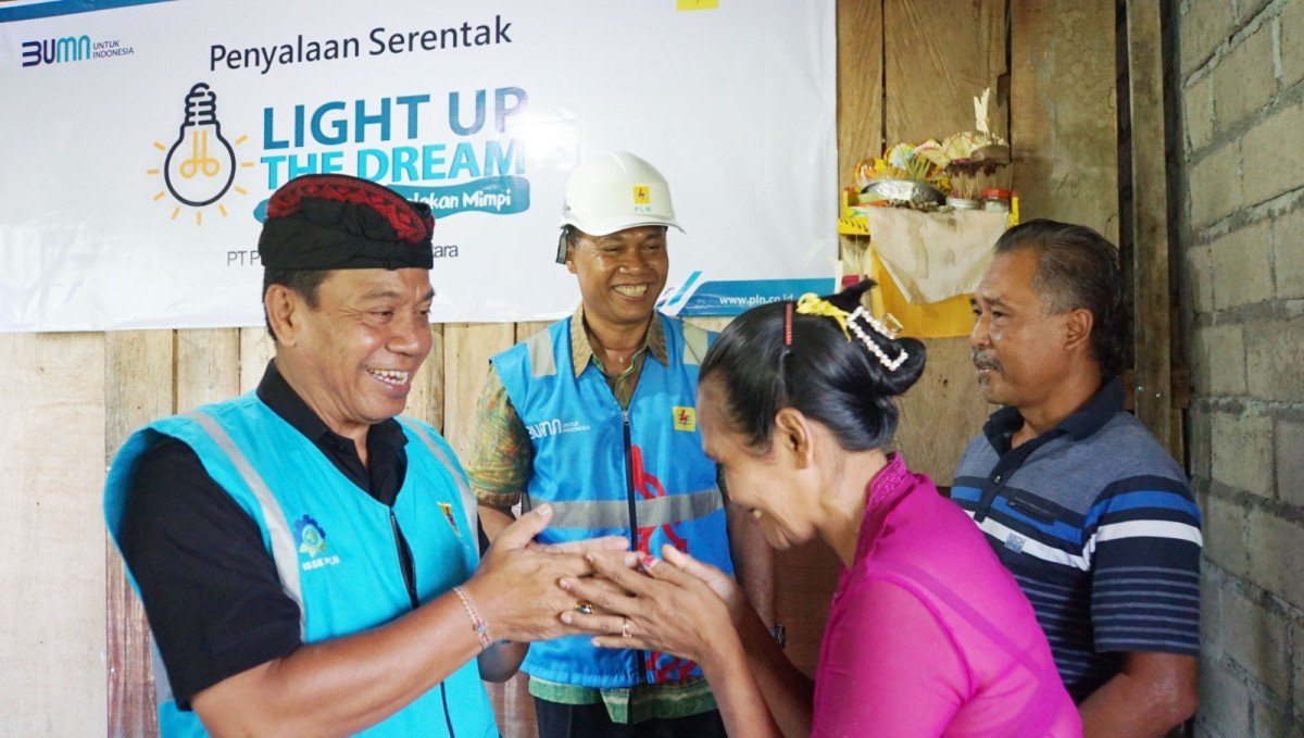 Pj Bupati Buleleng Serahkan Bantuan Kelistrikan untuk Masyarakat Kurang Mampu