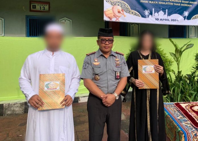 Proses pemberian remisi khusus Hari Raya Idul Fitri 1445 Hijriah kepada narapidana Lapas Singaraja.