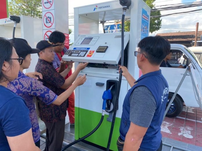 Proses sidak Stasiun Pengisian Bahan Bakar (SPBU) di seputaran kota Singaraja.