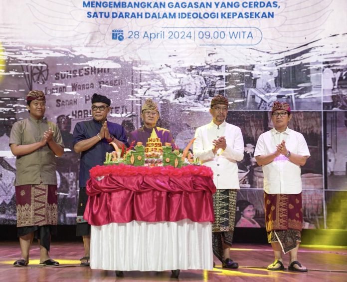 Sekda Badung I Wayan Adi Arnawa saat menghadiri perayaan HUT Ke-72 Maha Gotra Pasek Sanak Sapta Rsi di Balai Budaya Giri Nata Mandala, Puspem Badung, Minggu 28 April 2024.