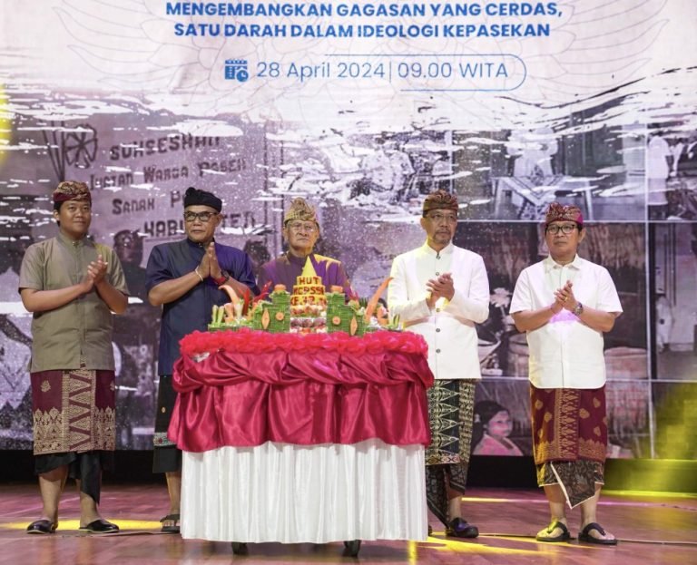 Sekda Badung I Wayan Adi Arnawa saat menghadiri perayaan HUT Ke-72 Maha Gotra Pasek Sanak Sapta Rsi di Balai Budaya Giri Nata Mandala, Puspem Badung, Minggu 28 April 2024.