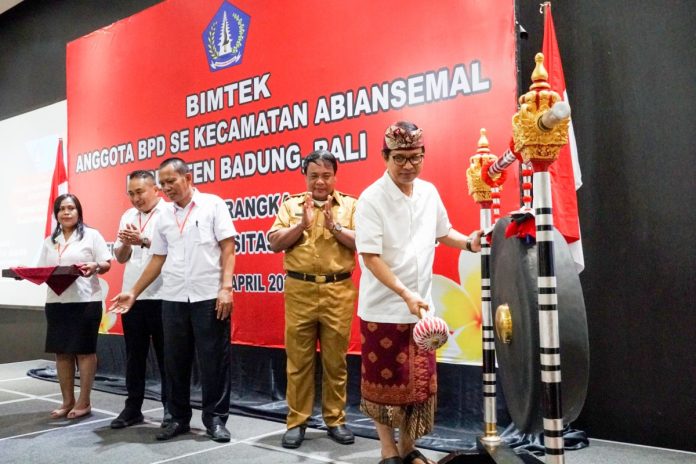 Sekda Badung Wayan Adi Arnawa membuka Bimtek Peningkatan Kapasitas Badan Permusyawaratan Desa se-Kecamatan Abiansemal di Hotel Swiss Bel Rainforest Bali, Jl. Sunset Road, Senin 29 April 2024.