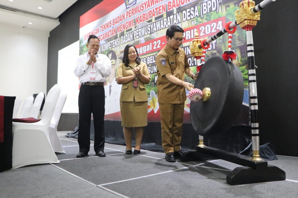Sekda Adi Arnawa saat membuka Bimtek Peningkatan Kapasitas BPD se-Kecamatan Mengwi yang ditandai dengan Pemukulan Gong di Kuta, Senin (22/4).