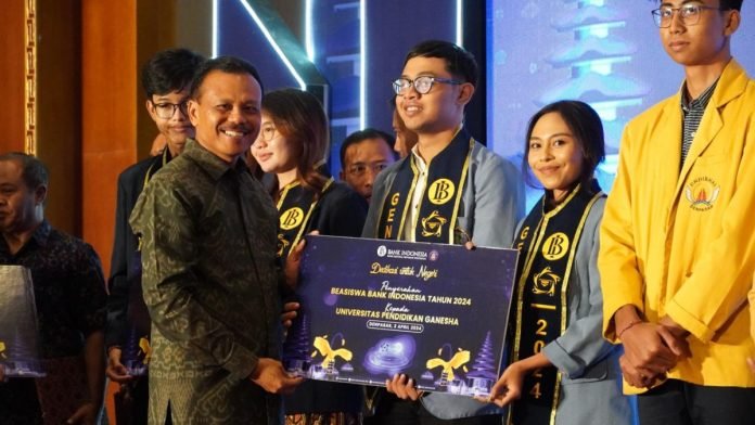 Sekda Dewa Indra Hadiri Penyerahan Beasiswa Bank Indonesia kepada 305 Penerima Sekda Dewa Indra Hadiri Penyerahan Beasiswa Bank Indonesia kepada 305 Penerima